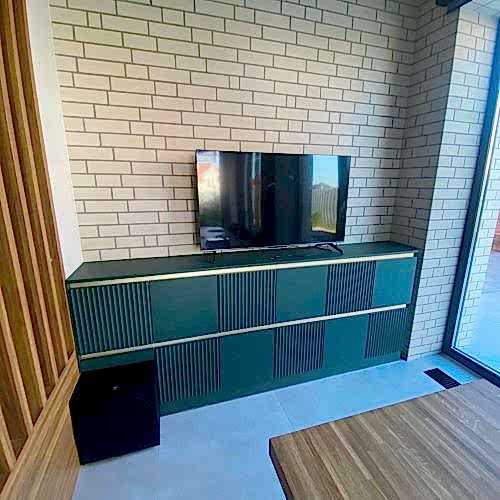 tV8m8_j1v98-min